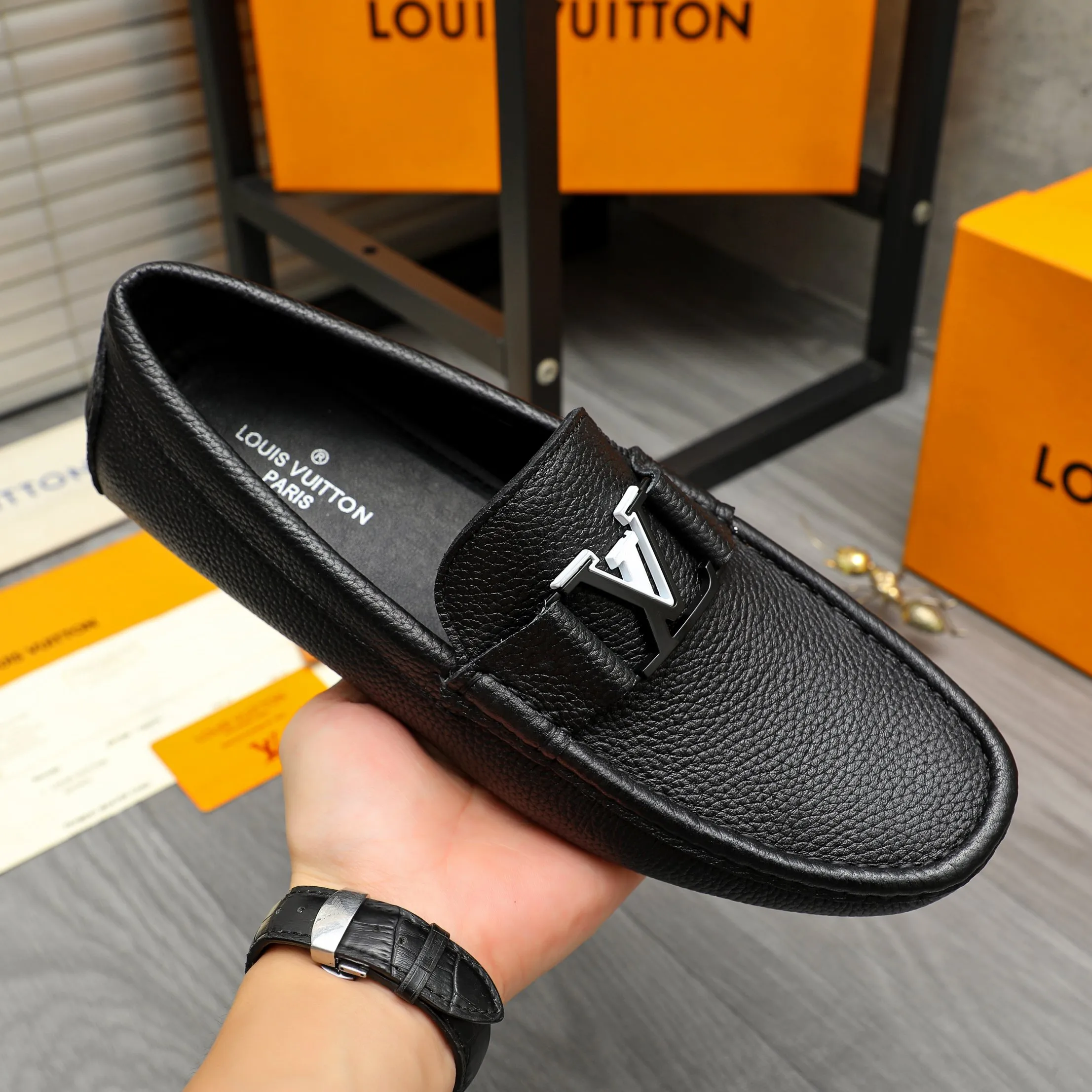 Men's shoes 💰420 Product trademark: LV "Louis Vuitton" casual slip-on shoes Regular size: 38-46 (45.46 custom-made, non-returnable) Product materials: Selected pebbled cowhide upper, sheepskin lining, original rubber outsole
